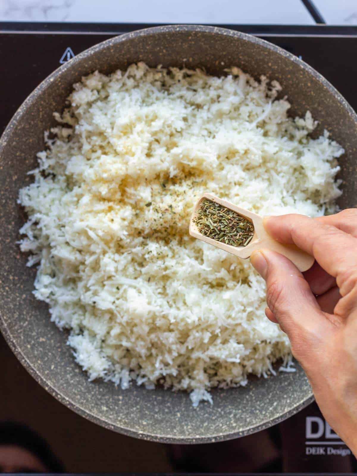 arroz de coliflor condimentado con orégano.