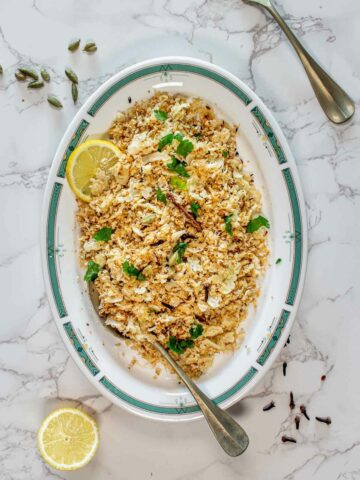 fuente servida con arroz de coliflor.