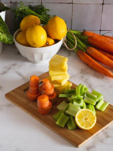 ingredientes cortados para el jugo antiinflamatorio para el dolor articular sobre tabla de madera.