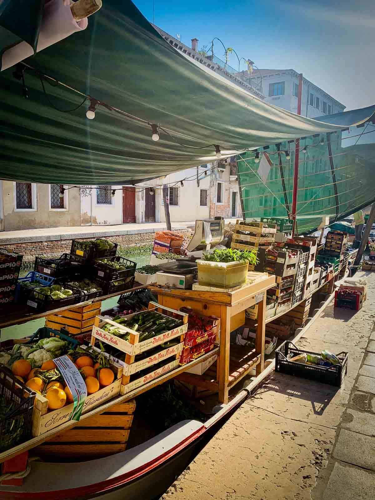 mercado flotante con frutas de temporada en marzo.