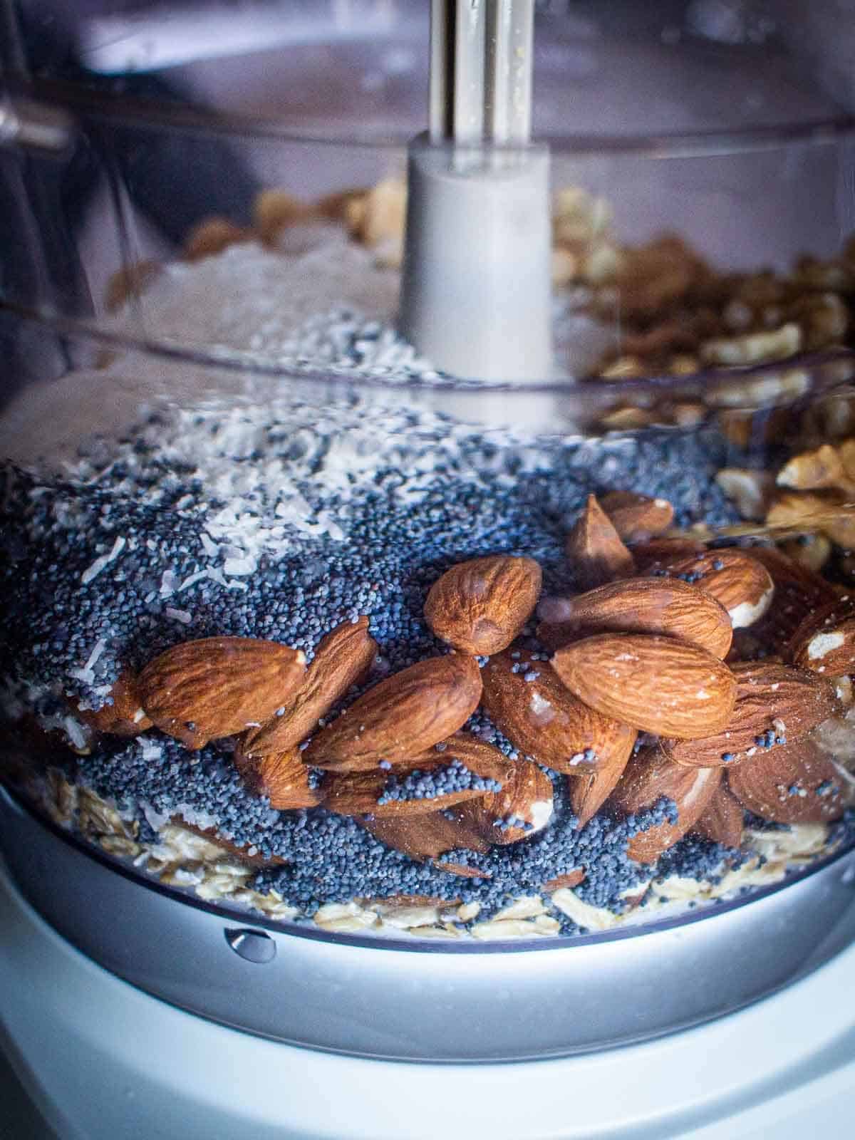 vista frontal de una licuadora con los ingredientes de las trufas de chocolate.
