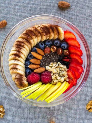 bowl de frutas para el desayuno featured.