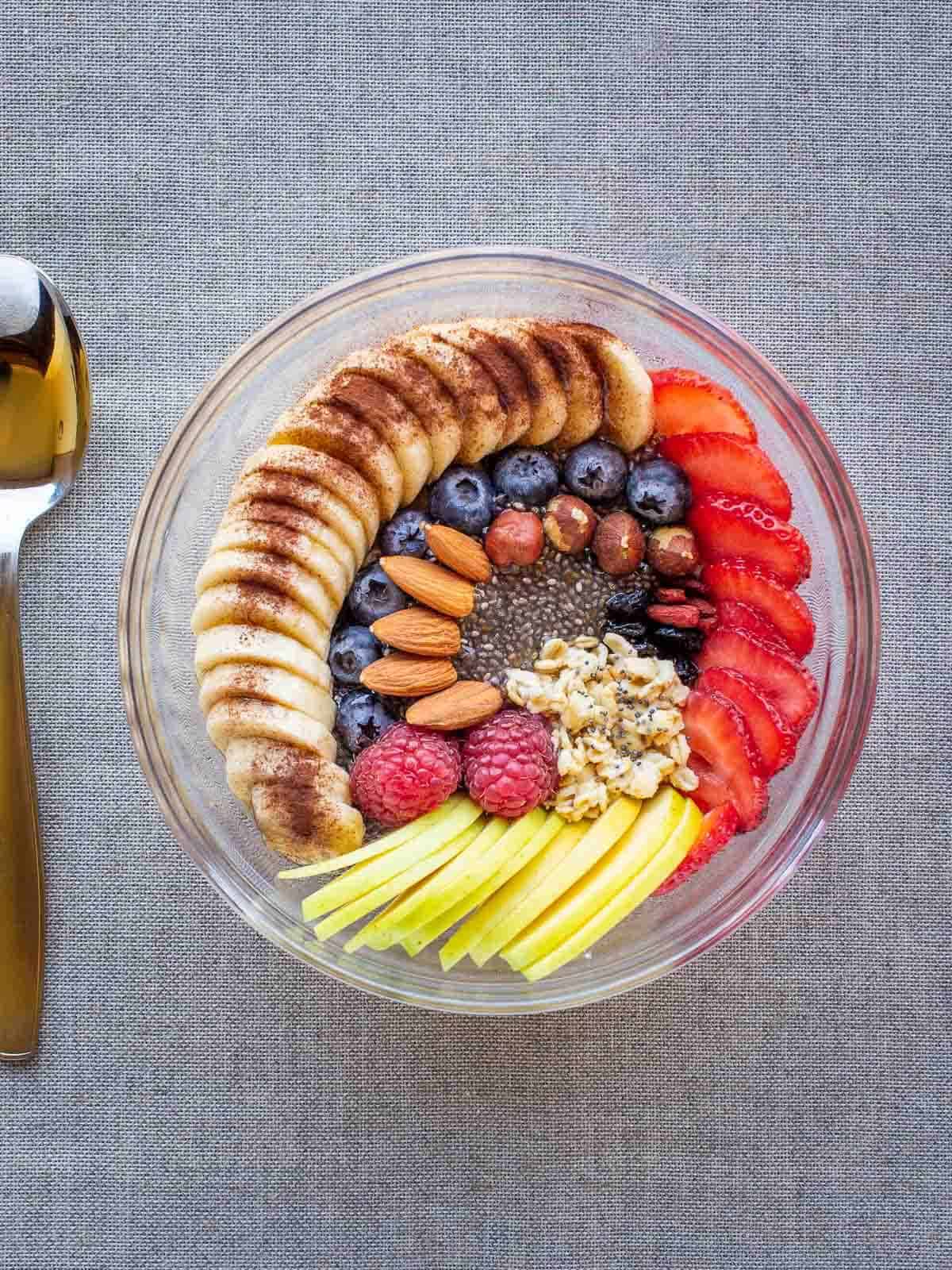 bowl de frutas y una cuchara sobre la mesa.