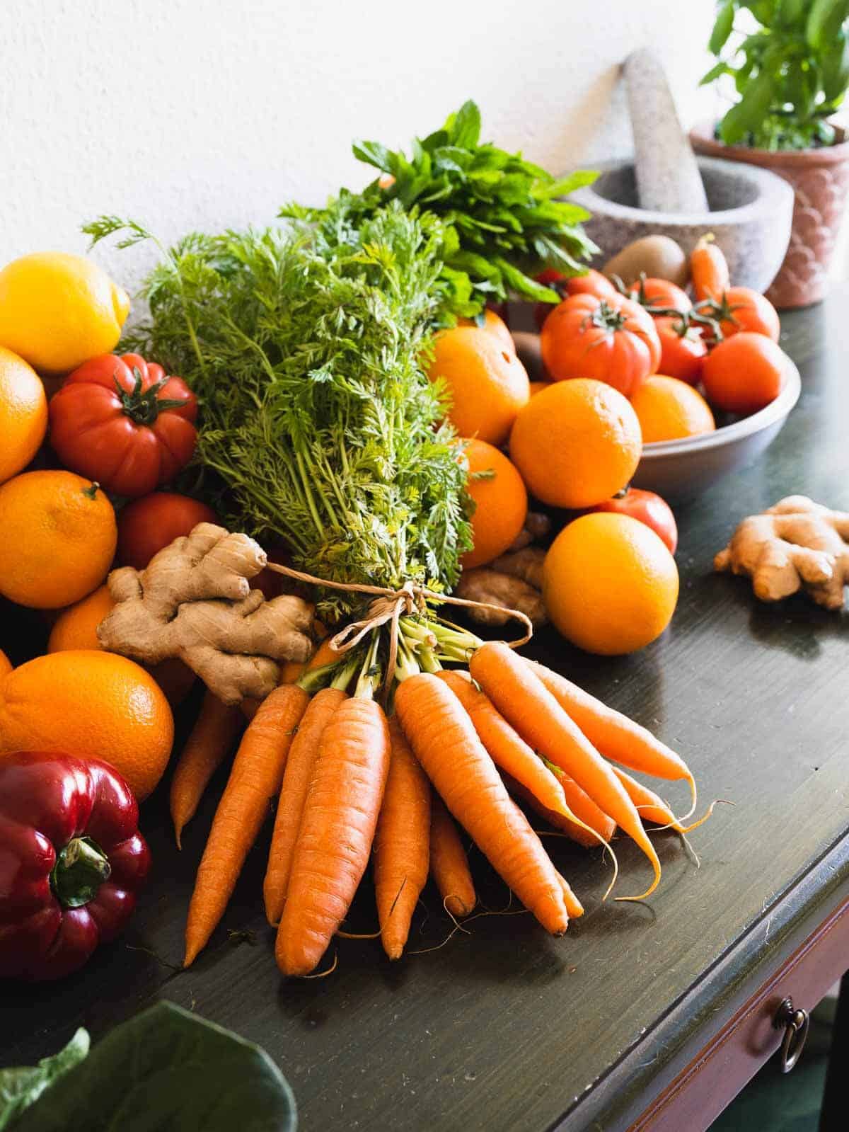 frutas y verduras para el jugo de pimiento rojo y zanahoria.
