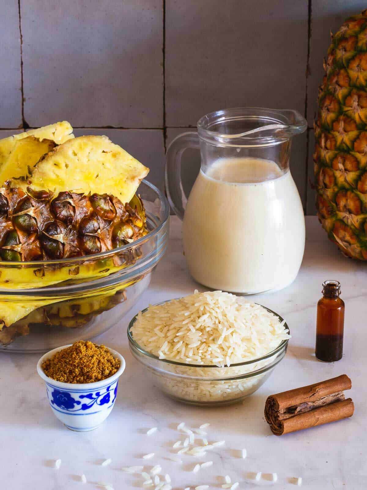 ingredientes para preparar horchata de arroz con piña.