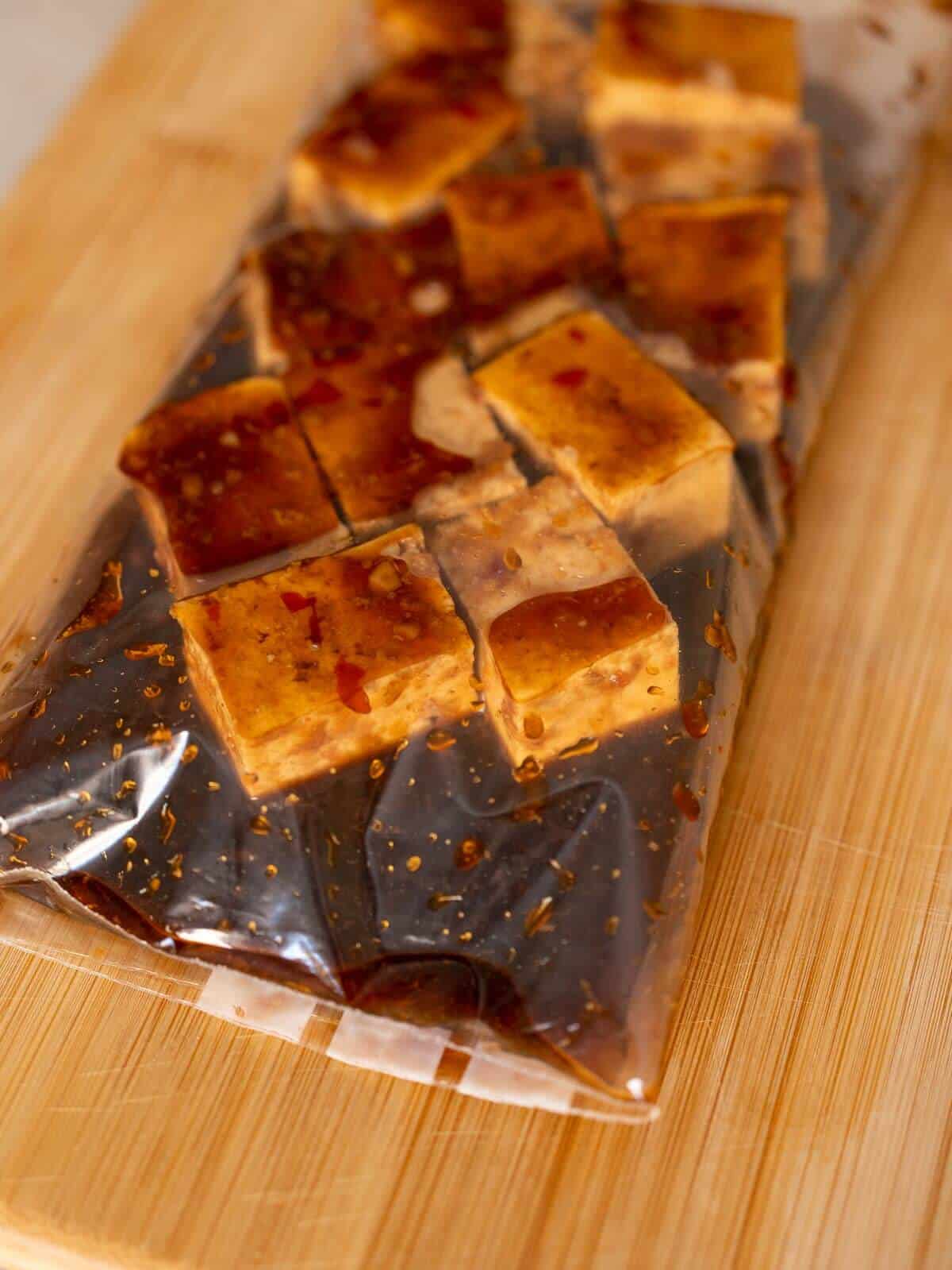 cubos de tofu en una bolsa ziplock con el marinado.