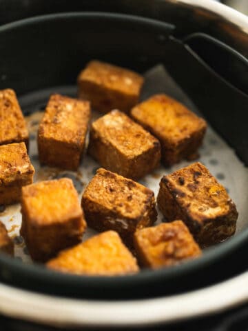 hornea el tofu, sacudiendo la cesta o moviendo con cuidado el tofu con unas pinzas en la mitad de la cocción.
