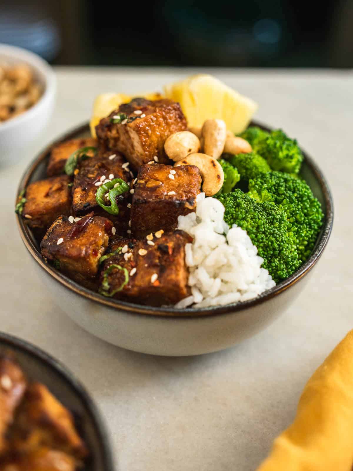 tofu marinado en salsa agridulce en un bowl con arroz.