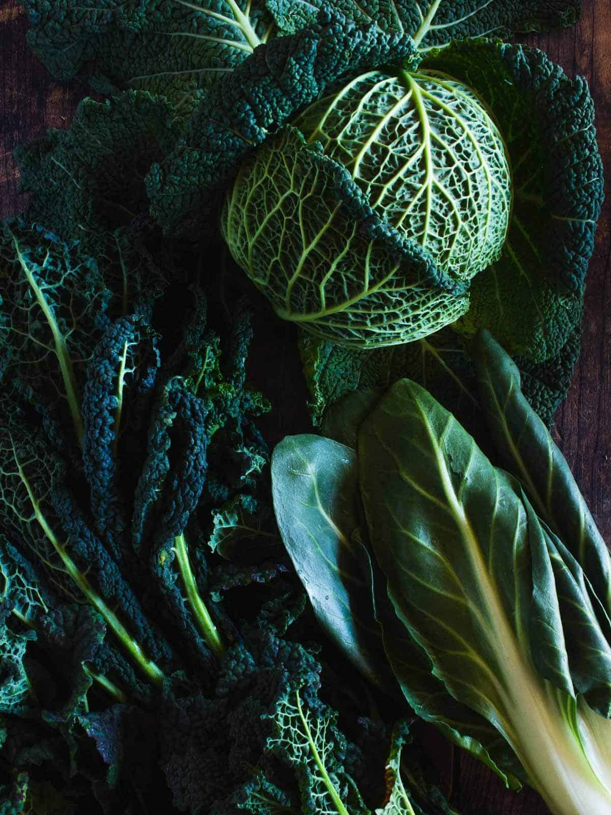 verduras de hoja verde como la col rizada lascinada, la acelga blanca y la col rizada.