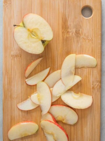 corta las manzana en medialunas.