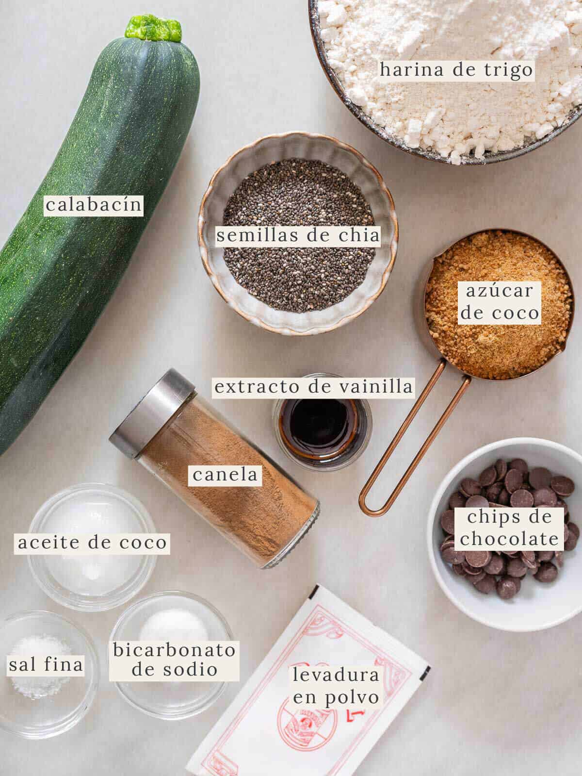 ingredientes para preparar muffins veganos de calabacín con chispas de chocolate.