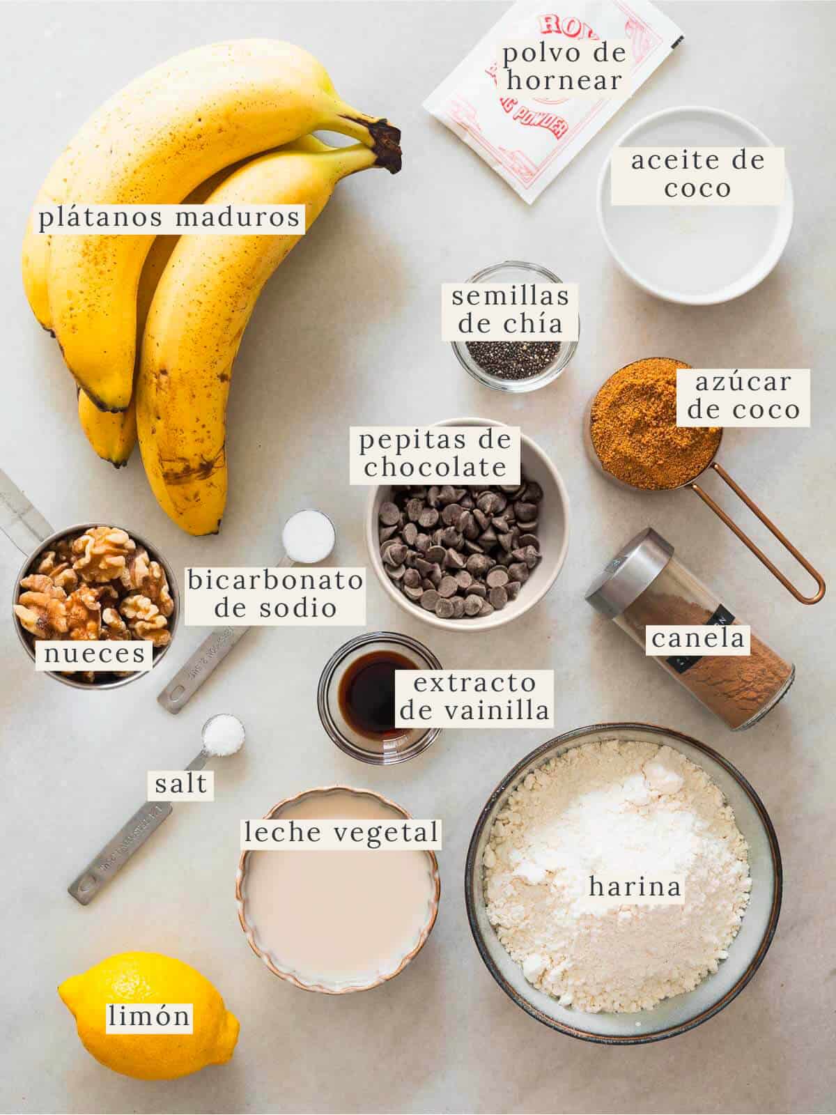 ingredientes para preparar los cupcakes de banana y chocolate.