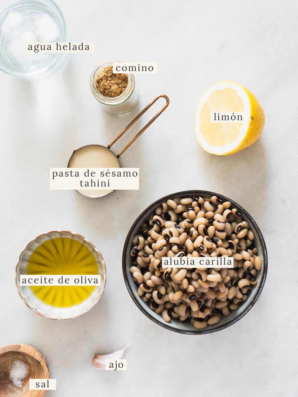 ingredientes para el hummus de sin garbanzo a base de frijoles.
