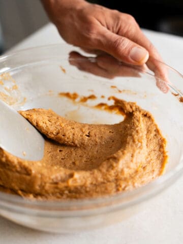 combina la mezcla de la tarta de boniato hasta obtener una masa uniforme.