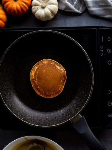 voltear el pancake en la sartén antihaderente.