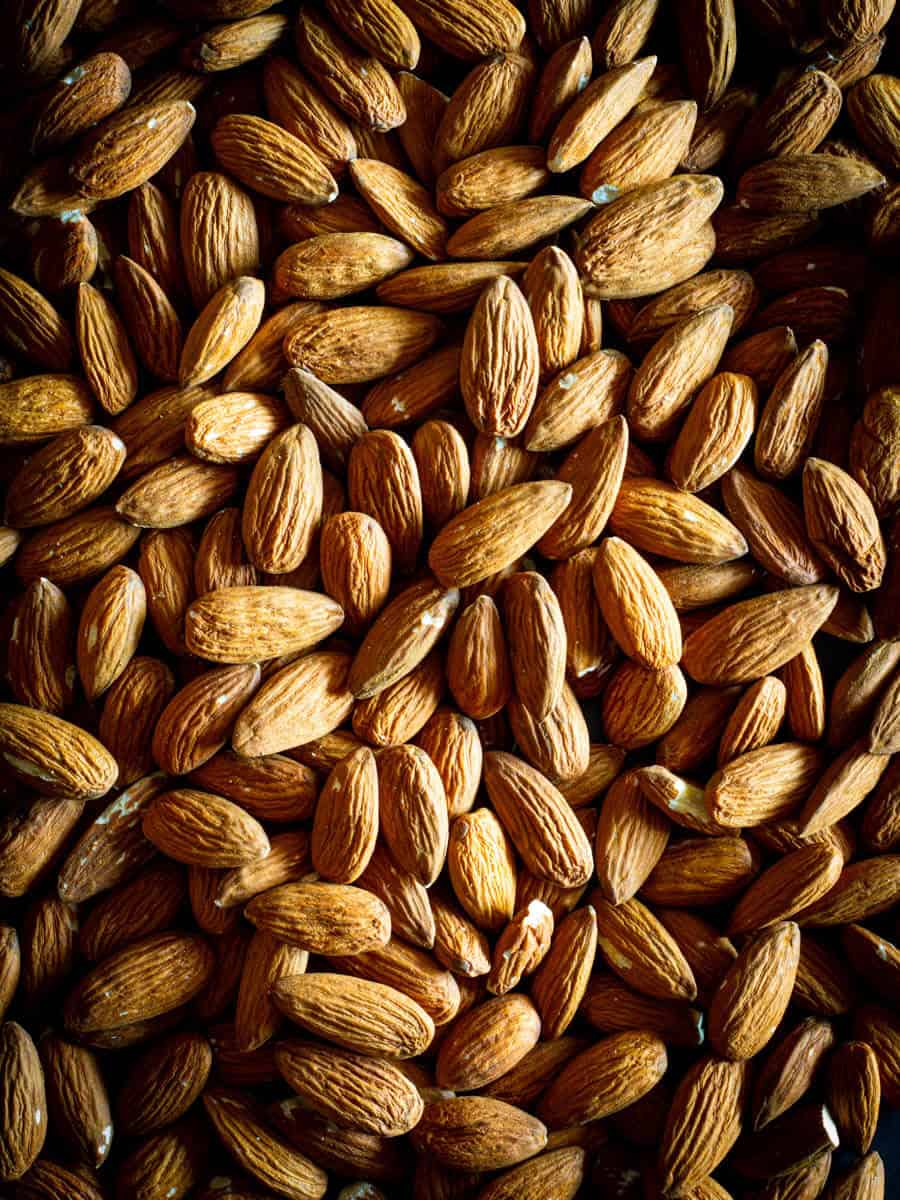 almendras peladas apiladas.