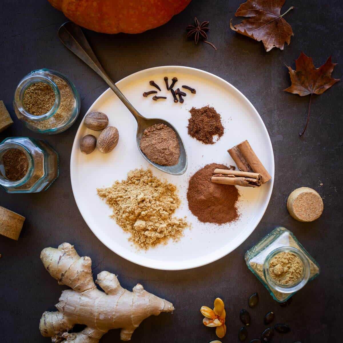 especias para pastel de calabaza en un plato.