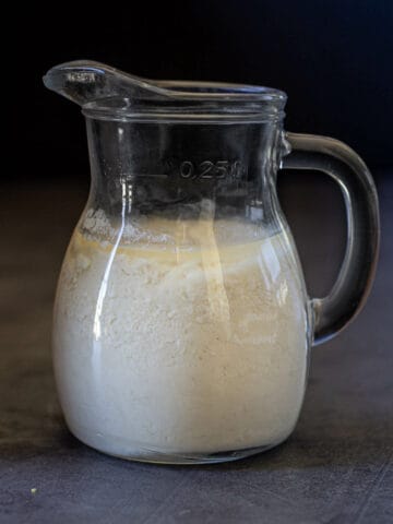 jarra de vidrio con suero de leche vegano.