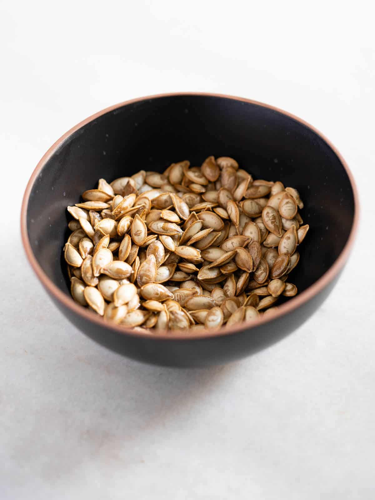semillas de calabaza tostadas en un bowl pequeño hero.