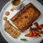 pastel de carne con salsa de champiñones y zanahorias glaseadas.