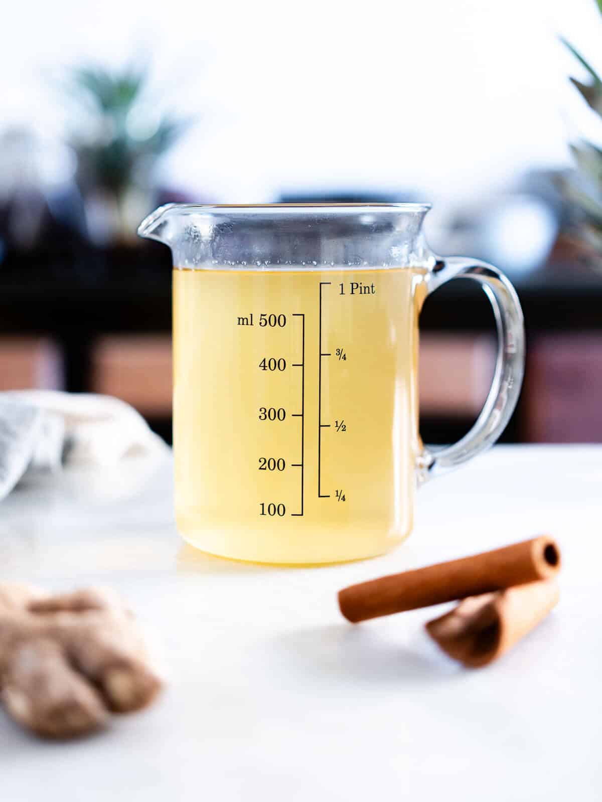 té de piña servido en una jarra pequeña.