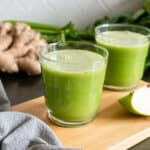 dos vasos con jugo verde de manzana, pepino y apio.