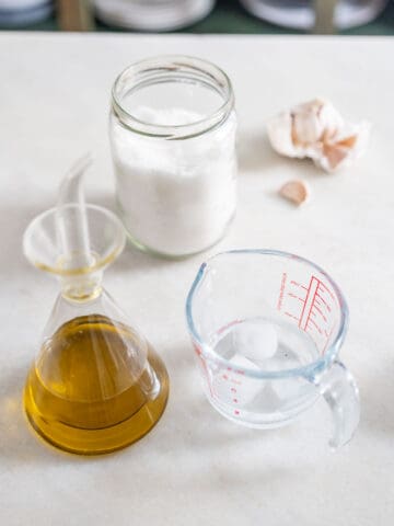 ingredientes para ajustar el sabor y la textura del hummus: aceite de oliva, agua helada y ajo.