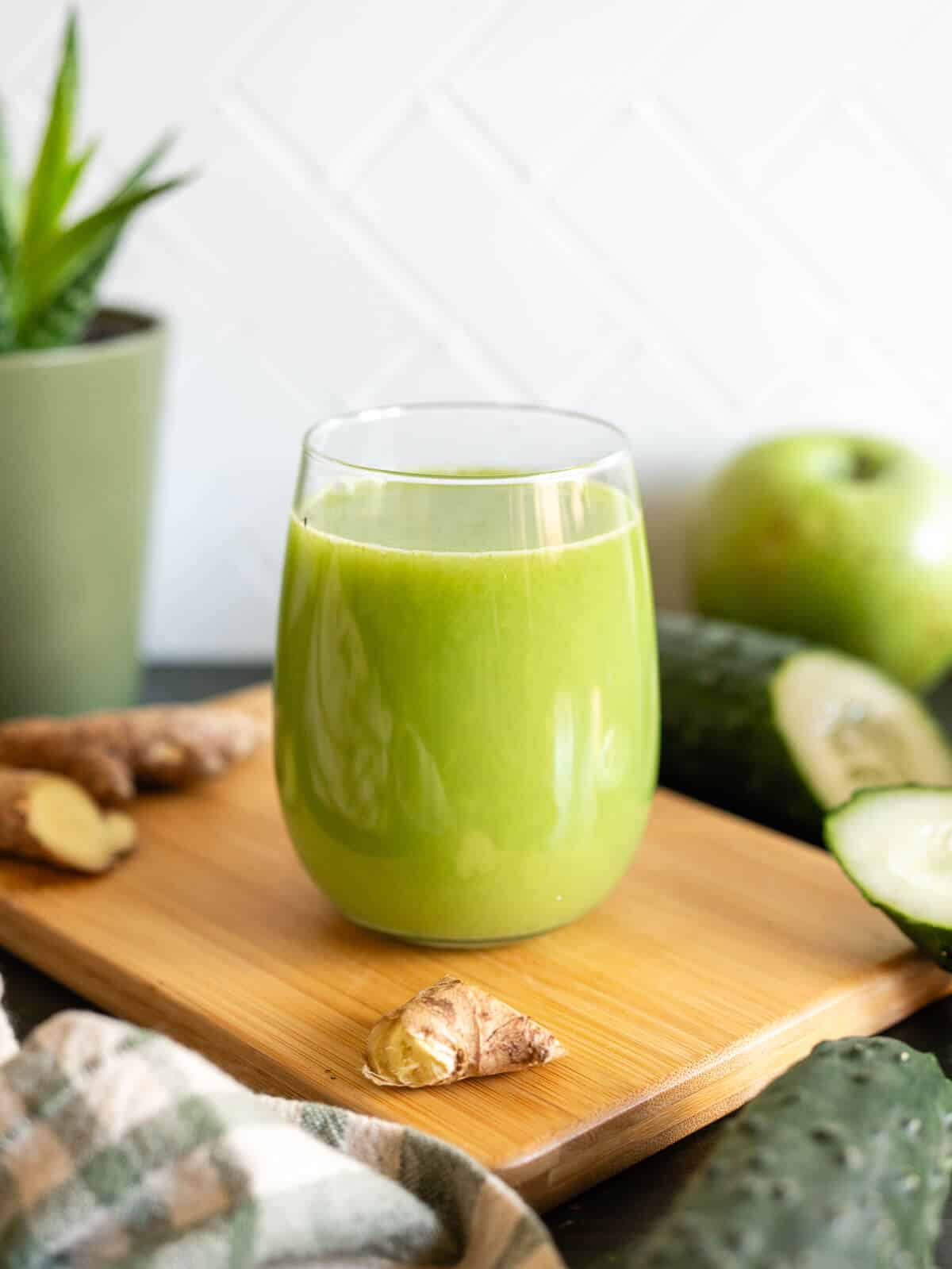 un vaso con zumo verde detox.