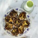 alcachofas al horno con salsa verde.