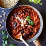 curry garam masala de berenjenas servido con arroz.
