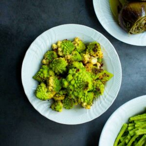 receta de brócoli romanesco emplatado.