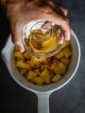 agregar agua a la olla con las manzanas cortadas en cubos.