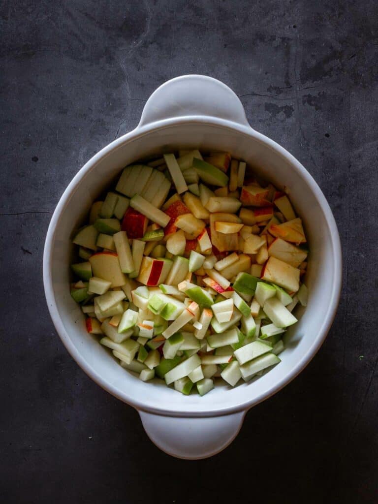 cocinar manzanas verdes y rojas en cubos y con piel.