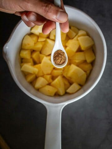 añadir especias para pie de calabaza a la olla con las manzanas cubeteadas.