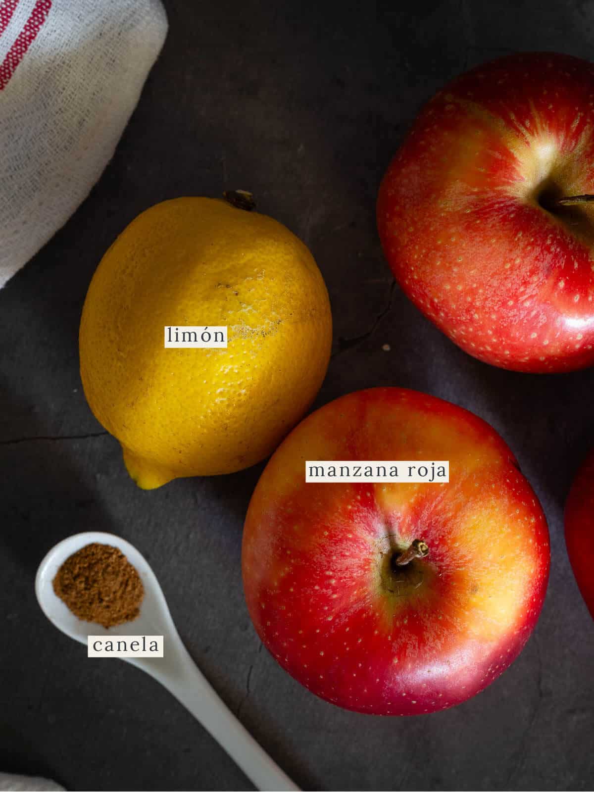 ingredientes para preparar puré de manzana casero.