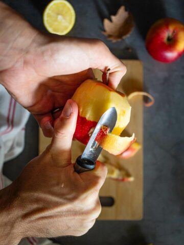 pelando una manzana con un pelapapas.