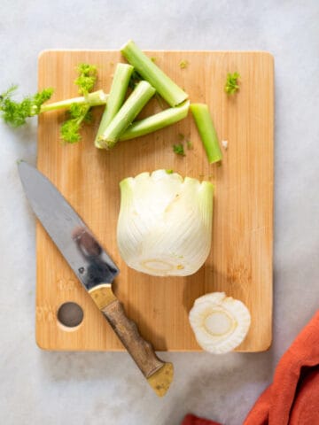 cortar las puntas del hinojo y guardarlas para hacer caldo de verduras.