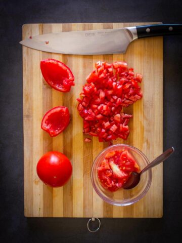 tomates ciruela sin semillas, cortados en dados pequeños.