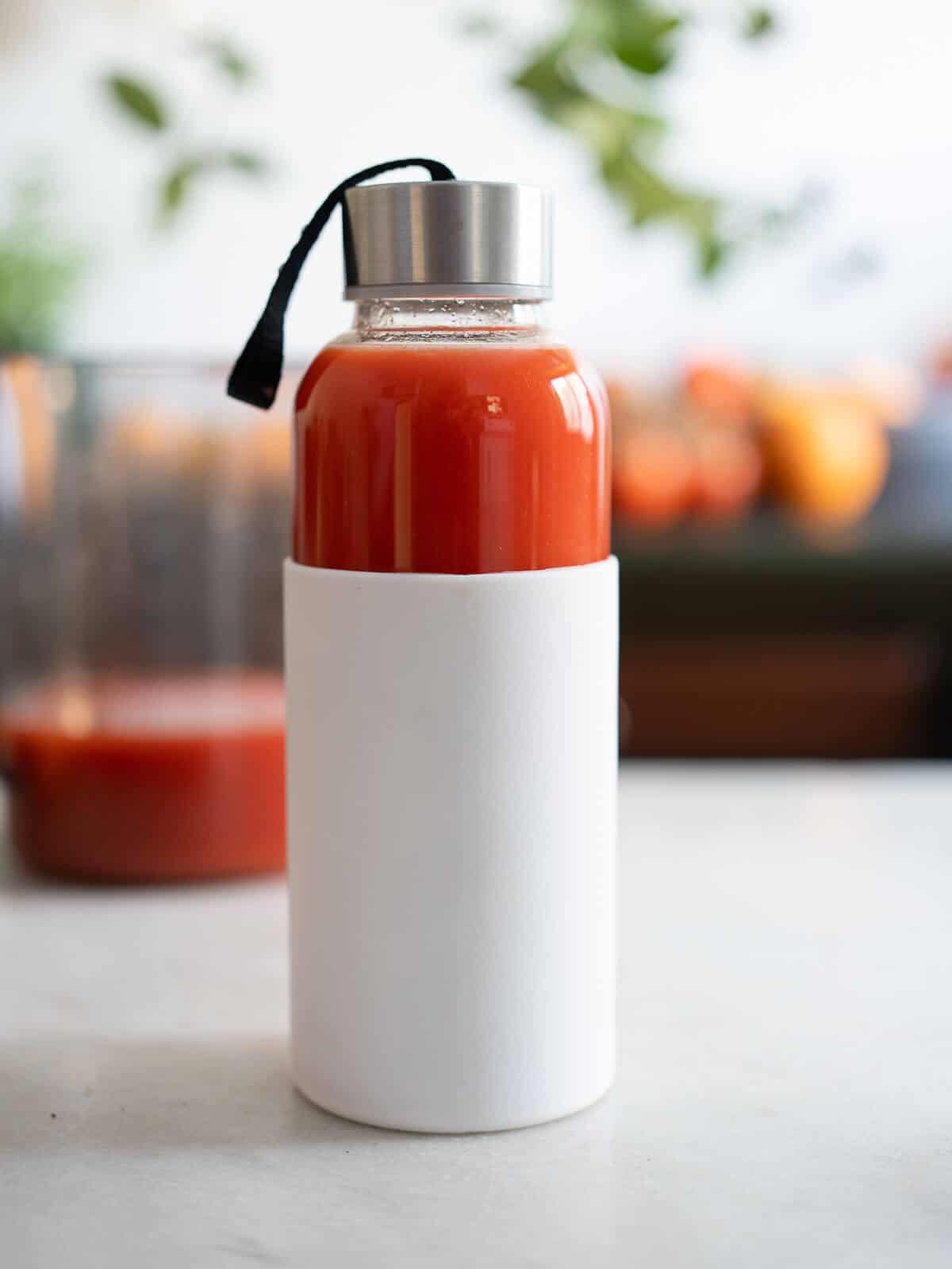 jugo rojo en un recipiente sin BPA.
