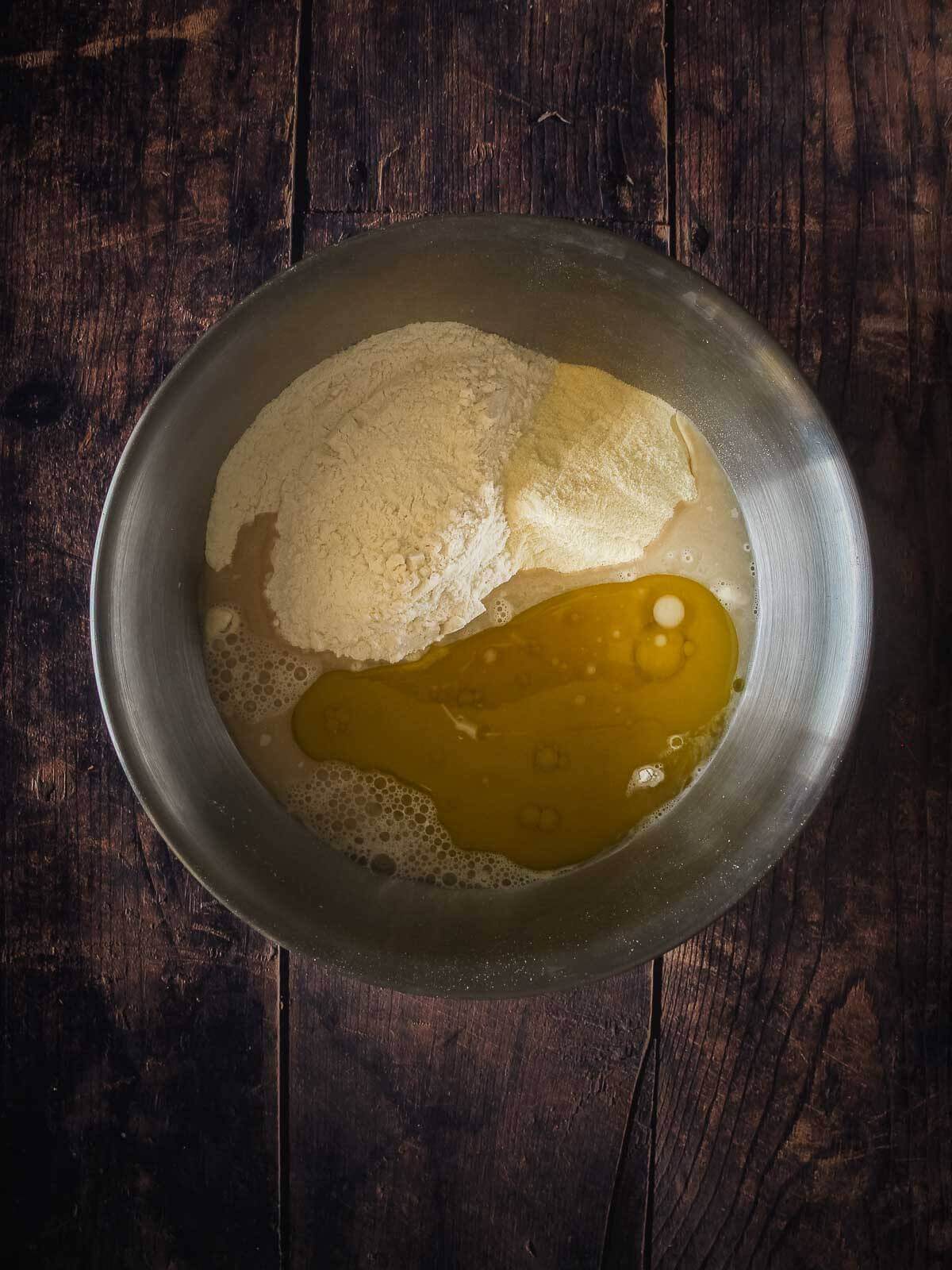 Harina, sémola y aceite de oliva para preparar masa de focaccia italiana.