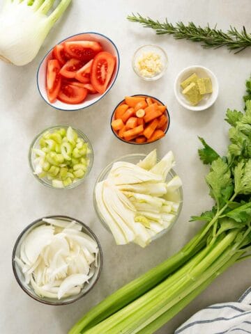 verduras picadas listas para hacer sopa de hinojo.