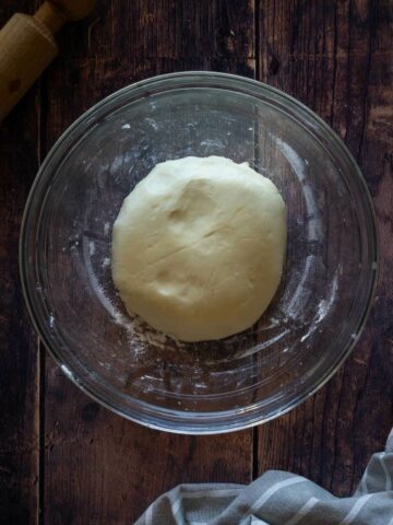 bola de masa para preparar las tapas de empanada veganas.