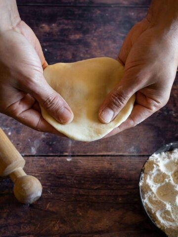 tapa de empanada hecho con la mano.