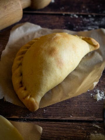 empanada horneada hecha con tapas de empanadas veganas.