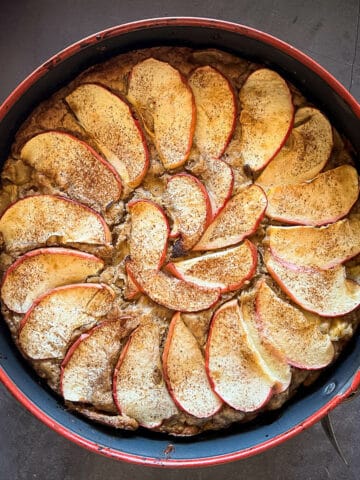 láminas de manzana asada dispuestas en espiral sobre la masa.