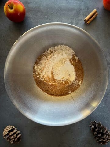 tamizar los ingredientes secos en un bowl.