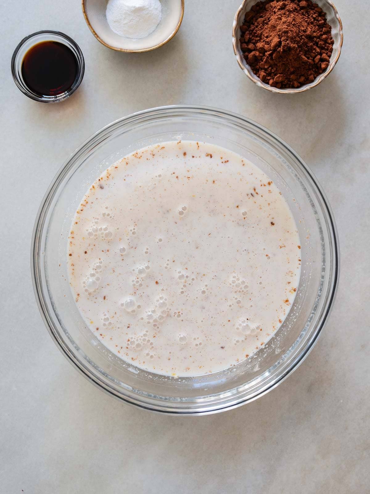 Mezcla de buttermilk vegano y harina de lino en un bol.