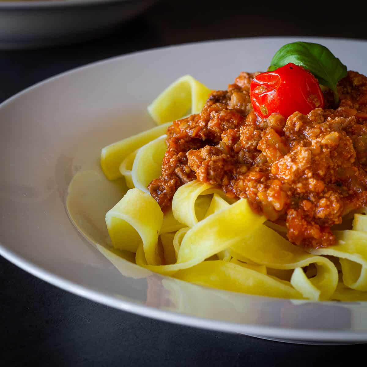 boloñesa vegana sobre pasta.