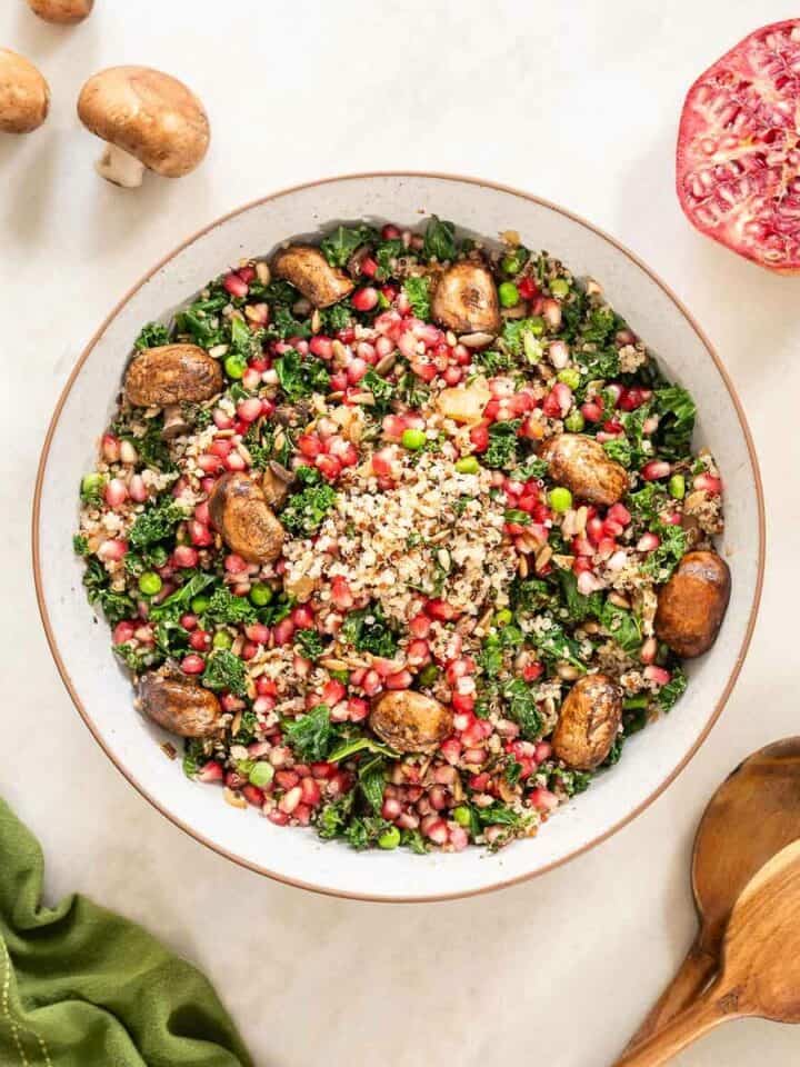 ensalada con quinoa y verduras servida en un bowl.