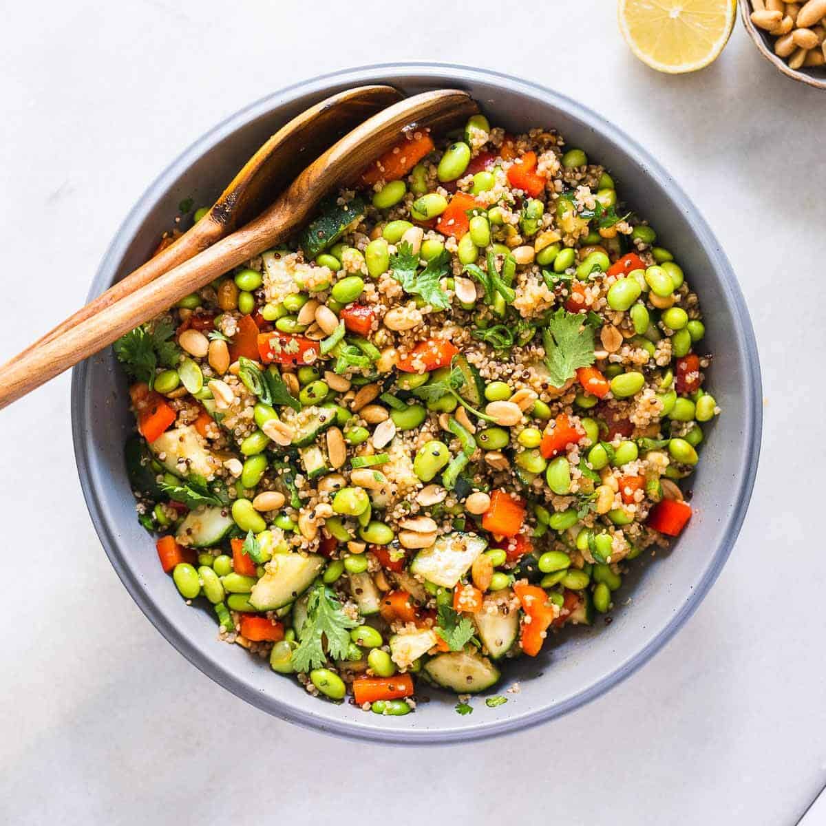 ensalada de quinoa servida en un bol.